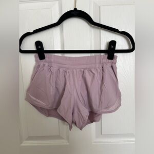 Lululemon Hotty Hot Short 2.5” Low Rise - size 6 Lilac Quartz